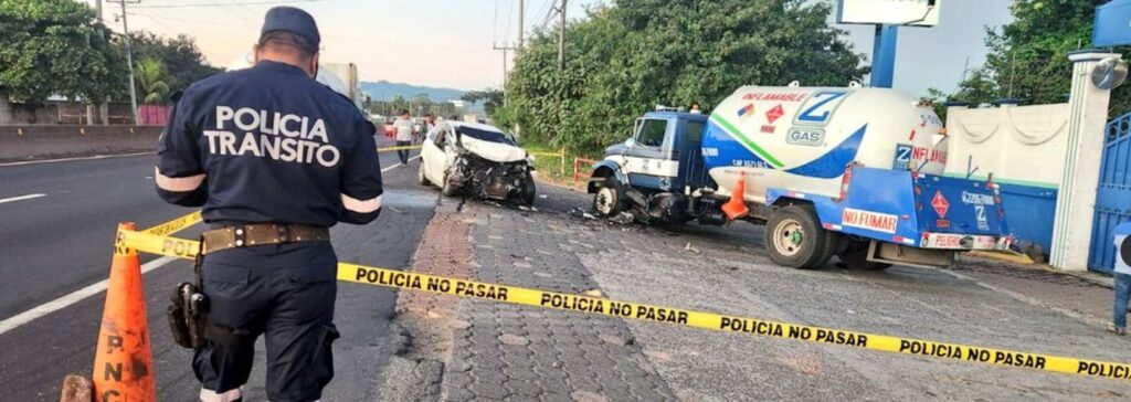 Hombre pierde la vida tras impactar de frente contra un camión cisterna en La Libertad