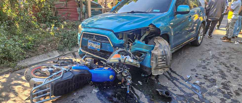 Motociclista gravemente lesionado tras estrellarse contra una camioneta