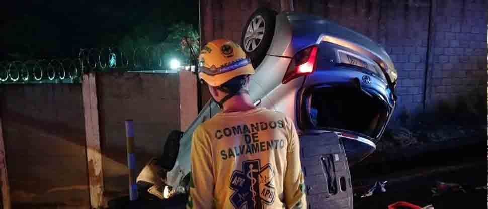 Hombre de 72 años, una mujer y 3 menores quedan lesionados tras quedar volcado en choque