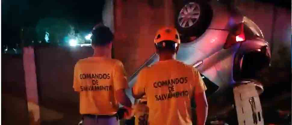 Conductor impacta con otro vehículo y termina volcado