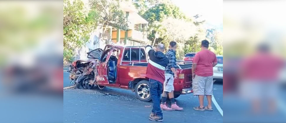 Fuerte choque entre pick up y volqueta deja un lesionado en carretera Troncal del Norte