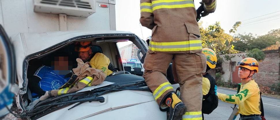 Rescatan a hombre que quedó atrapado en la cabina de un camión tras chocar