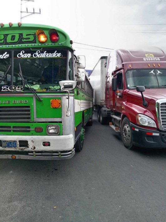 Autobús de la 205 y trailer protagonizan accidente de tránsito en Sonsonate