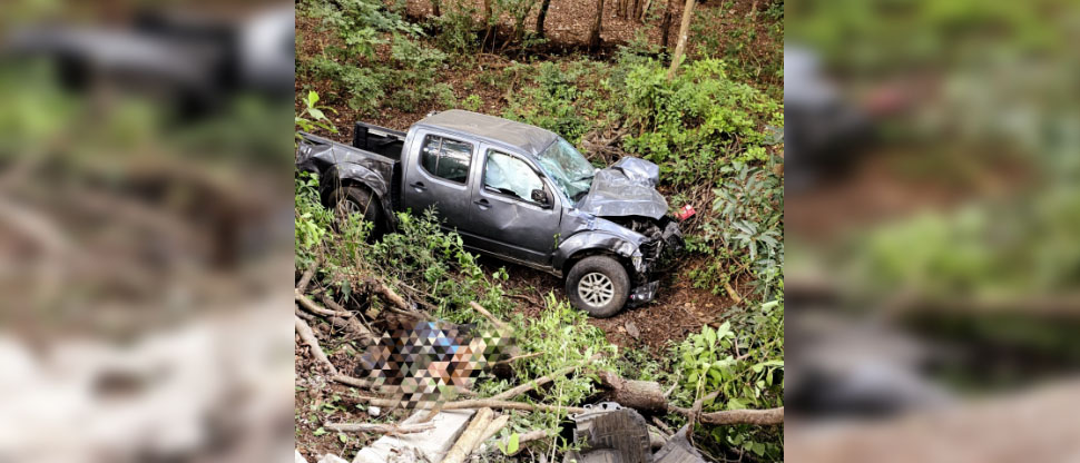 Exceso de velocidad cobra la vida de conductor tras caer el vehículo a un barranco