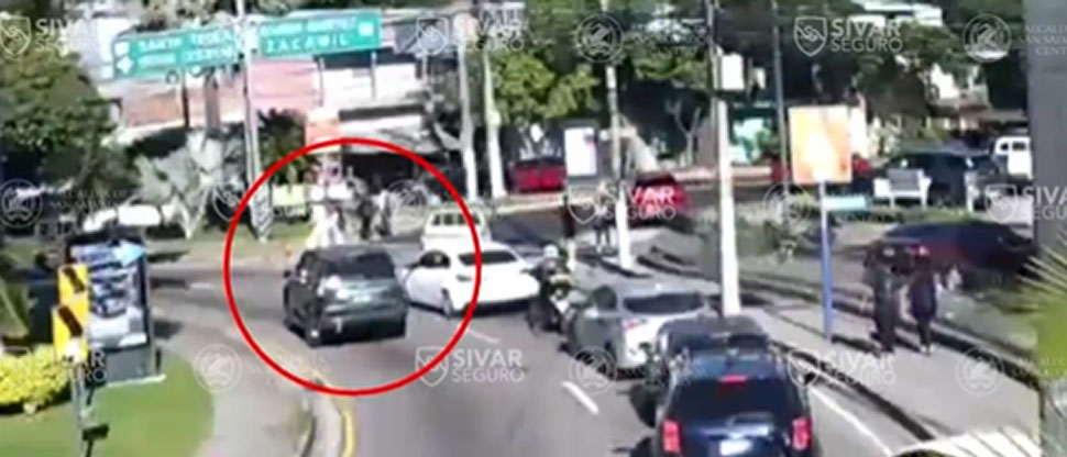 Imprudencia de conductor termina en percance vial en San Salvador