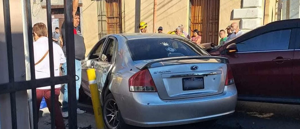 Conductor irrespeta señal de tránsito y provoca accidente en Santa Ana