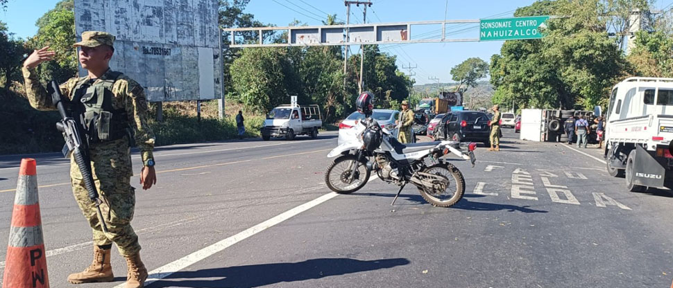 Reportan accidente entre siete vehículos en carretera a Sonsonate