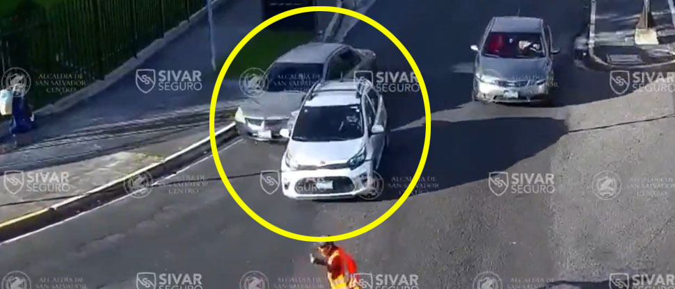 Por persignarse terminó arañándose la cara, hombre da vía en la calle y ocasiona accidente de tránsito