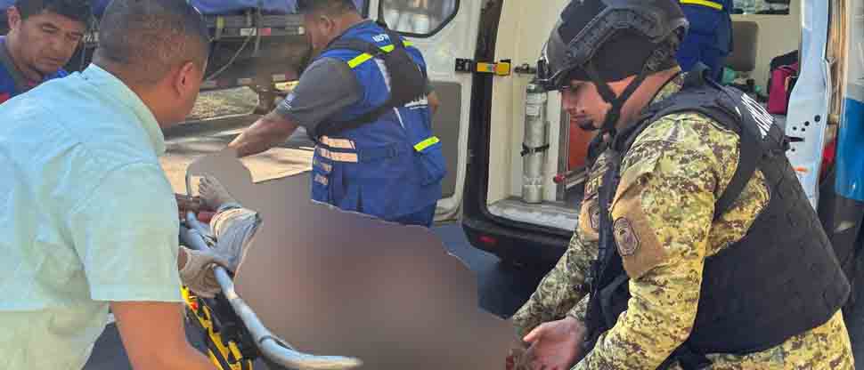 Soldados auxilian a persona atropellada en la carretera de Oro