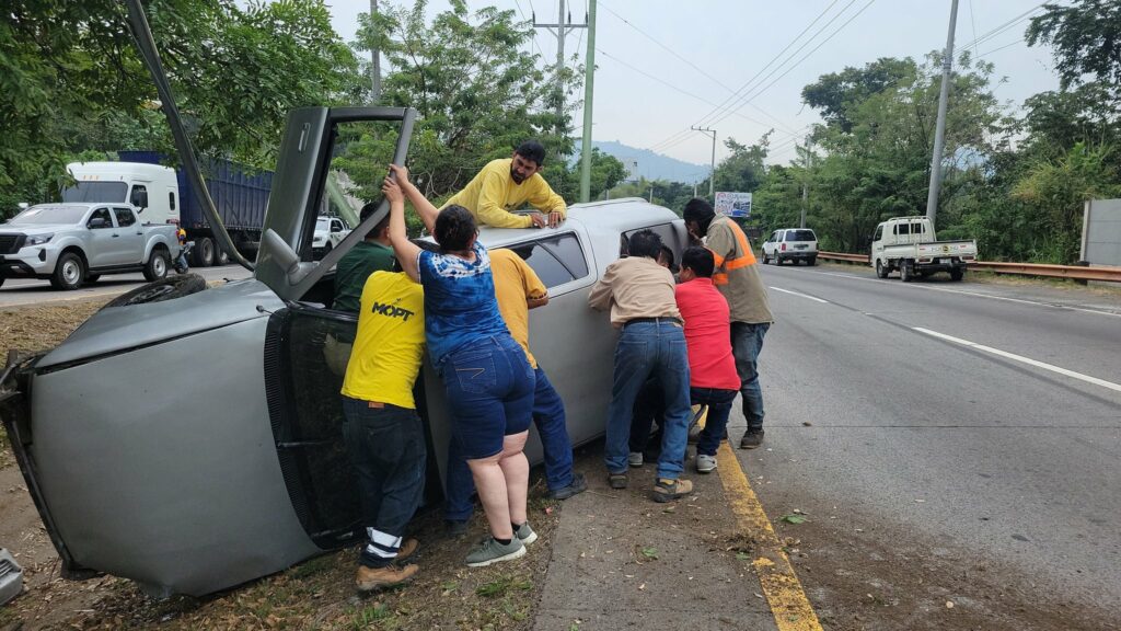 Aparatoso accidente deja al menos tres lesionados en Autopista Comalapa