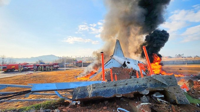 VIDEO: Avión con 181 personas a bordo se estrella contra muro en aeropuerto durante aterrizaje