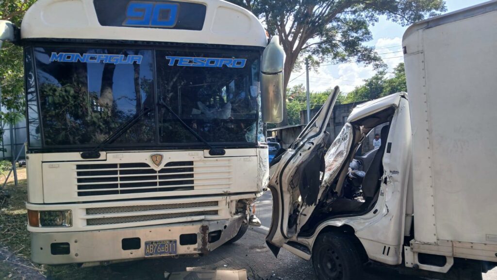 Distracción al volante provoca fuerte accidente en San Miguel