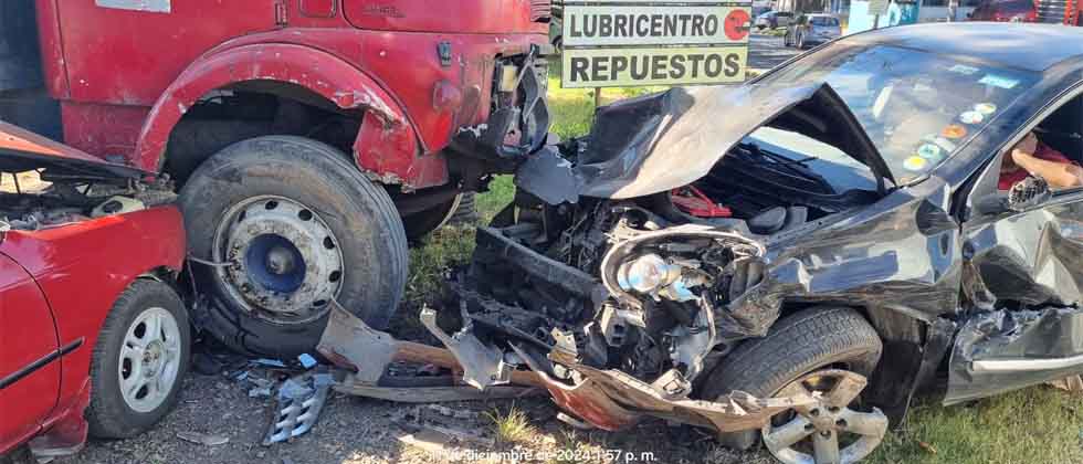 Conductor en estado de ebriedad se estrella contra vehículos estacionados en Sonsonate