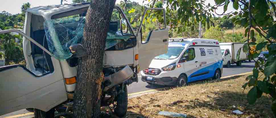 Conductor pierde el control de su vehículo pesado y choca contra un árbol en Apopa