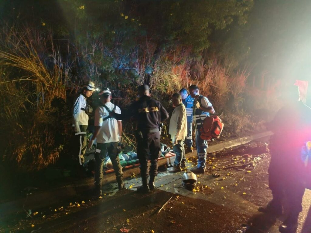 Ebrio ocasiona aparatoso accidente en Los Chorros: su acompañante falleció