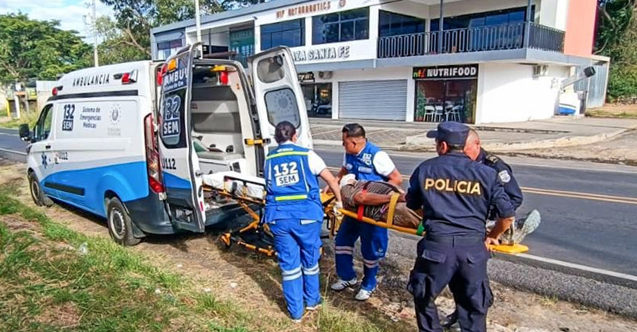 Hombre resulta con fuerte lesión tras caer de su bicicleta en Santa Ana