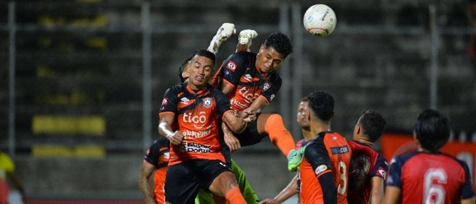 Darwin Cerén dice que la cancha del Barraza es un desastre y no les favoreció para ganar ante FAS