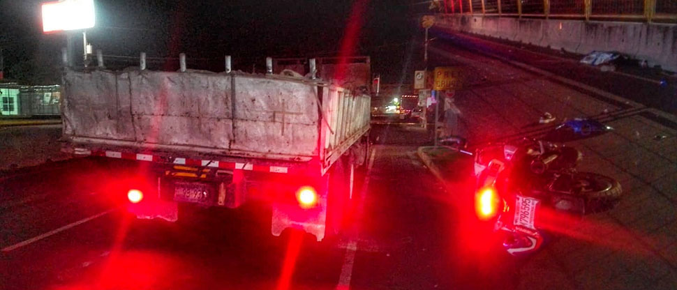 Motociclista muere al chocar contra camión que transportaba arena en carretera Litoral