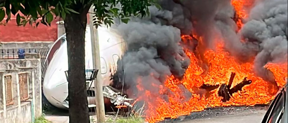 Avioneta se estrella contra viviendas tras salirse de la pista en un aeropuerto de Argentina