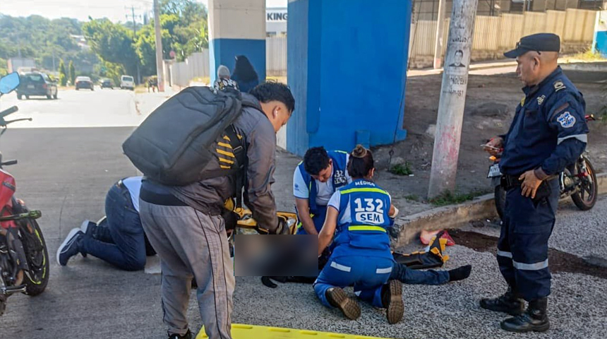 Atienden a motociclista que resultó lesionado tas accidentare en San Salvador