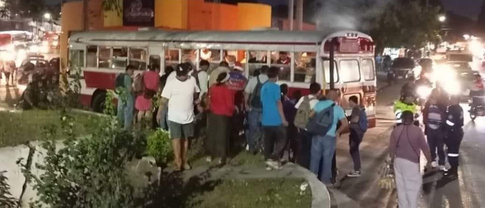 Busero atropella a mujer frente a redondel Colón, Santa Ana