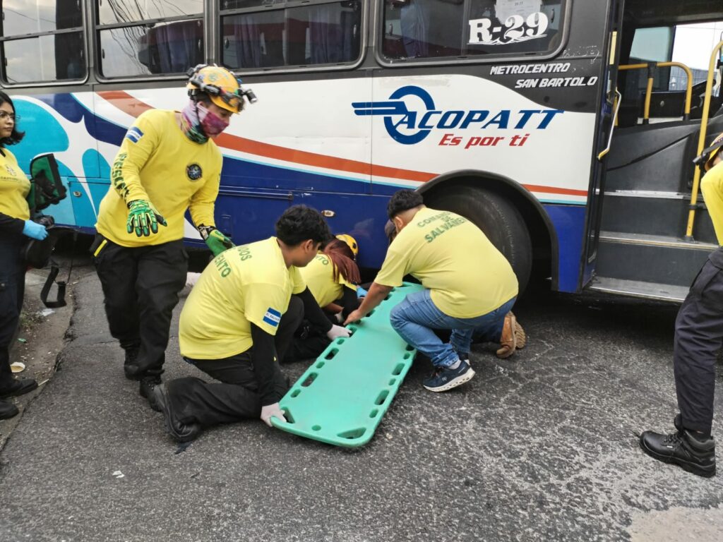 Rescatan a hombre atropellado por bus de la ruta 29 en el centro de San Salvador