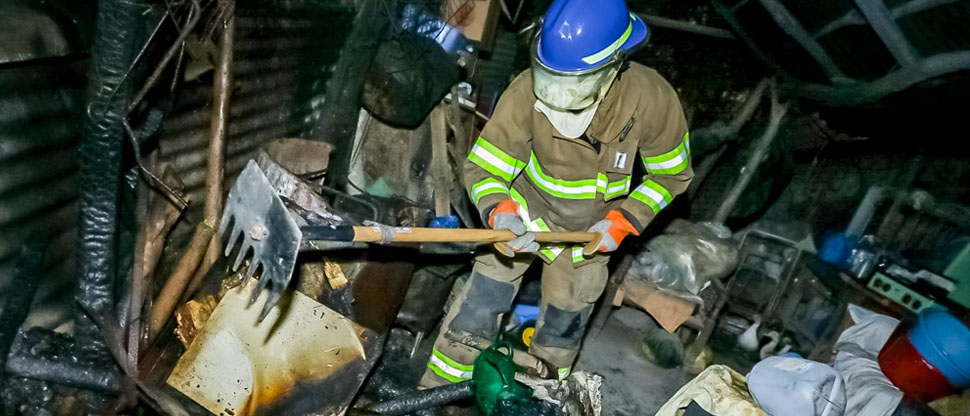 Bomberos auxilian a familias tras incendiarse su vivienda en Soyapango