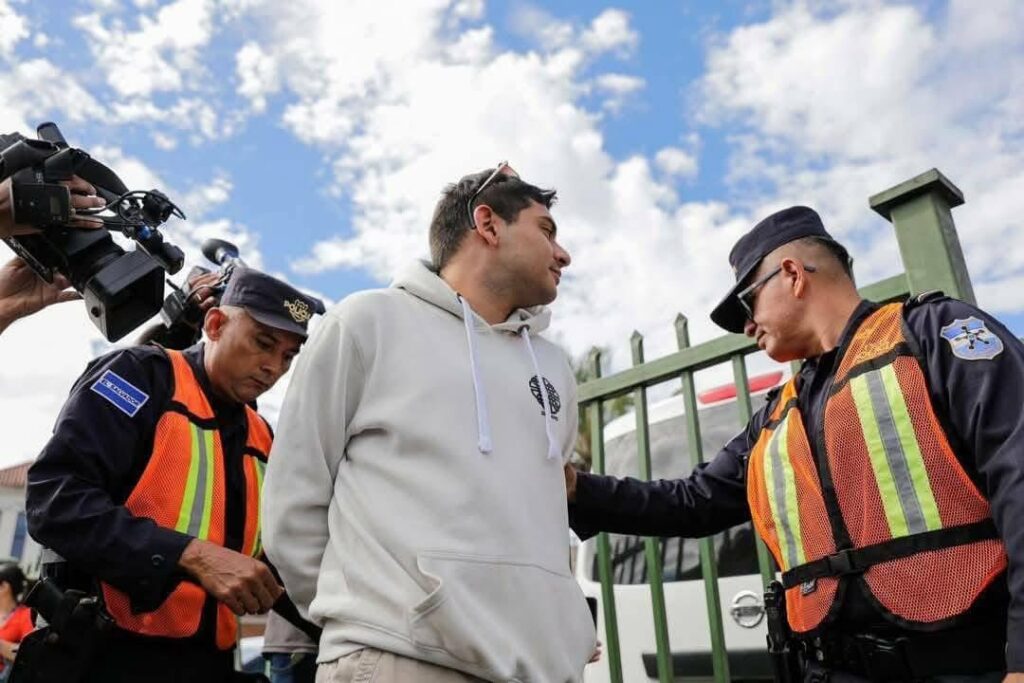 Fiscalía desmiente información sobre supuesta liberación de conductor temerario que manejaba un carro de lujo