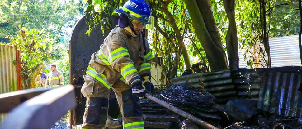 Bomberos sofocaron incendio en maleza seca en Ciudad Delgado