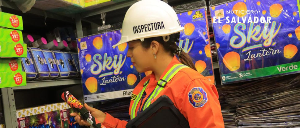 Bomberos inspecciona puestos de ventas de productos pirotécnicos
