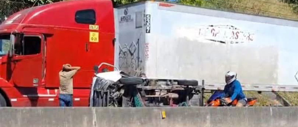 Vehículo vuelca y ocasiona fuerte tráfico en carretera de Oro