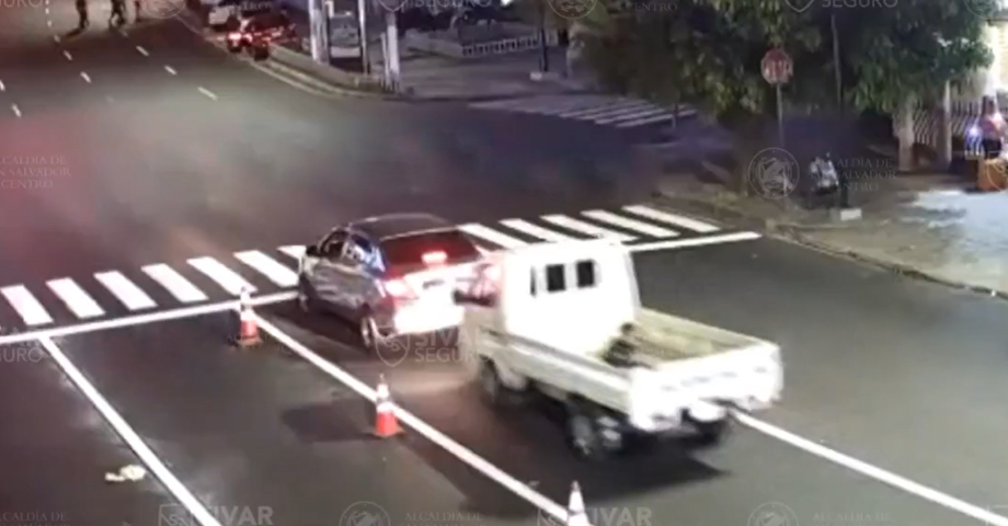 Imprudencia: conductor a excesiva velocidad provoca accidente en San Salvador