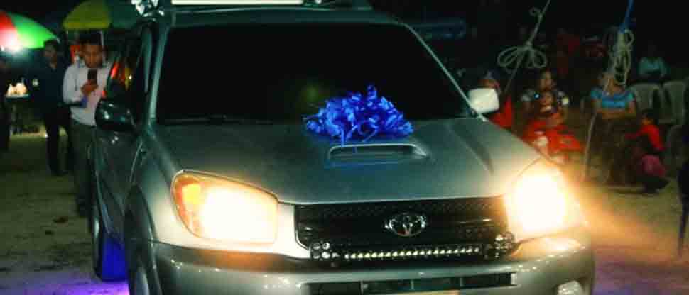 Feligreses alegran a su guía espiritual en el “Día del Pastor” regalándole una camioneta