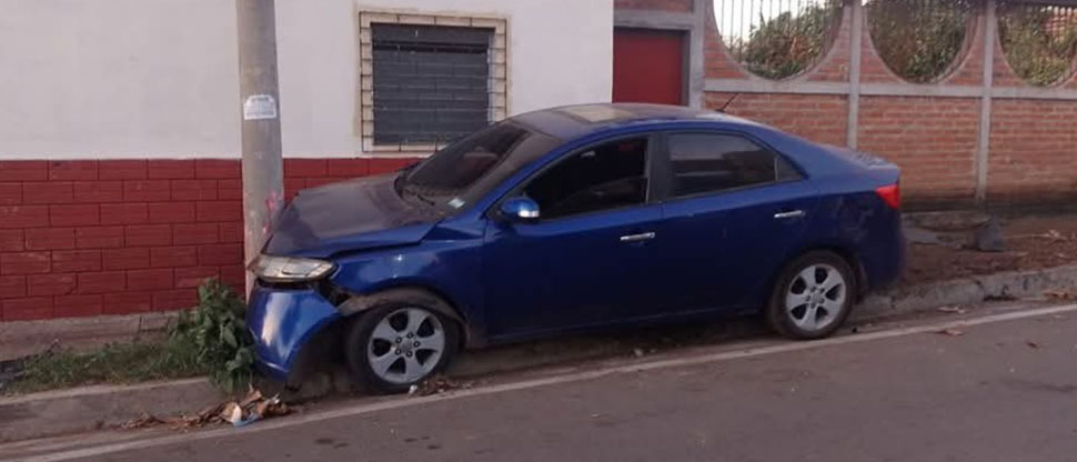 Conductor estrella su vehículo contra un poste y se da a la fuga