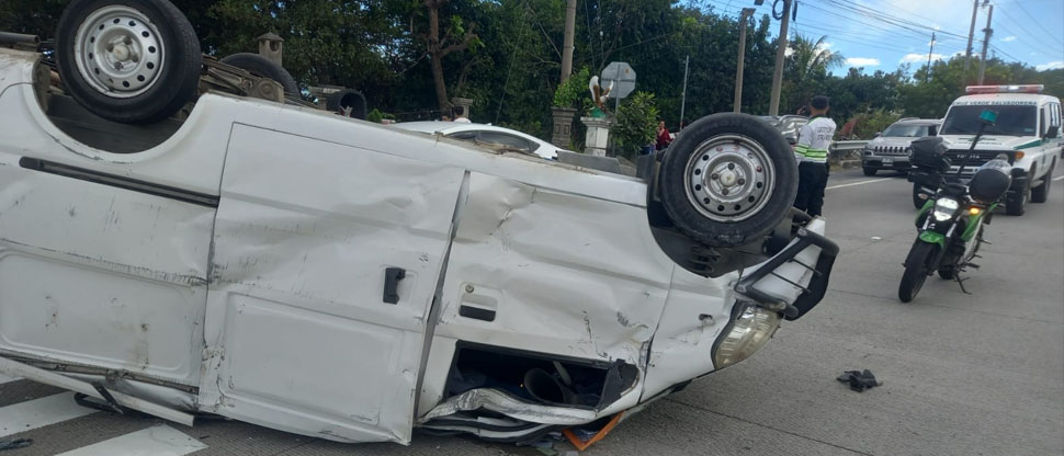 Reportan vehículo volcado en carretera al Puerto de La Libertad
