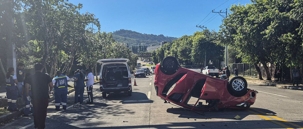 Vehículo vuelca y deja un lesionado en bulevar Monseñor Romero