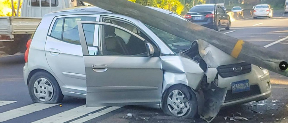 Conductor se salva de milagro tras chocar con un poste en carretera a Santa Ana