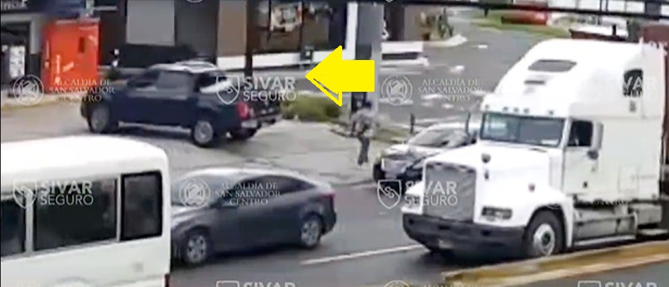 Conductor no estaciona su vehículo correctamente, este avanza en reversa y causa un accidente