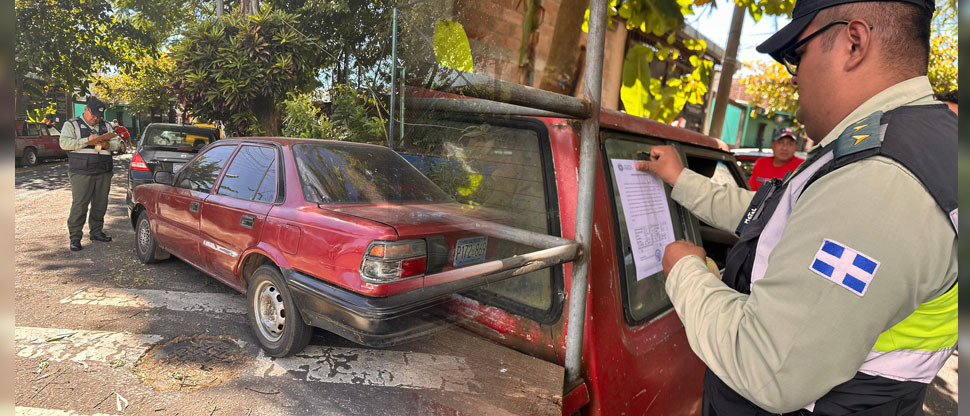 Retiran vehículos que sus propietarios los dejaban estacionados en la vía pública