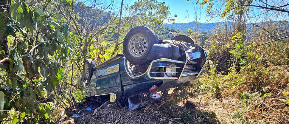 Confirman un fallecido tras precipitarse vehículo a un barranco en Chalatenango