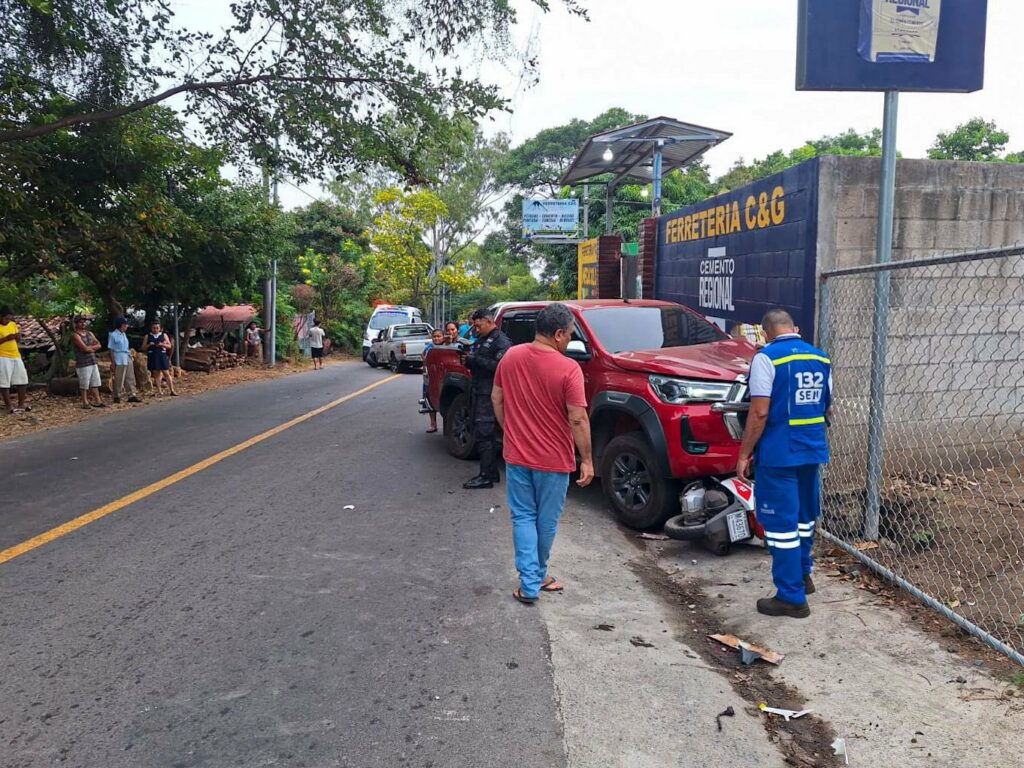 Fuerte accidente vehicular deja una mujer lesionada en San Miguel
