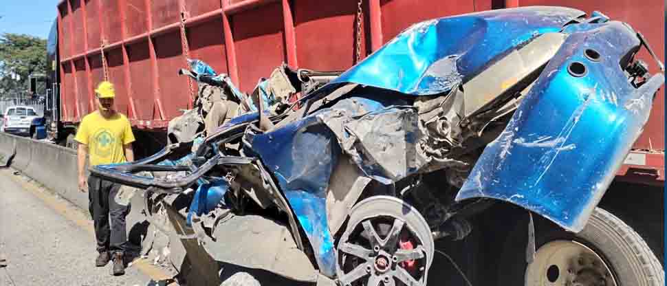 Se salvan conductor y pasajero en aparatoso choque en la Troncal del Norte