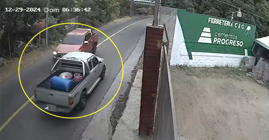 Difunden secuencia de aparatoso accidente en San Miguel; una mujer resultó lesionada