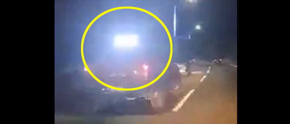 Infraccionan a conductor que usaba grandes reflectores en la carretera