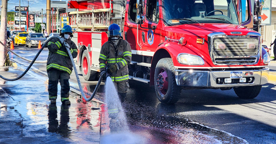 Eliminan desechos orgánicos derramados por un camión cisterna en la ciudad de San Miguel