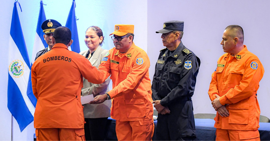 Entregan reconocimientos y ascensos en el Día de Bombero Salvadoreño