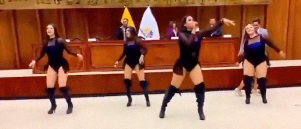ECUADOR: Escándalo por presentación de bailarinas de tecnocumbia en el Parlamento