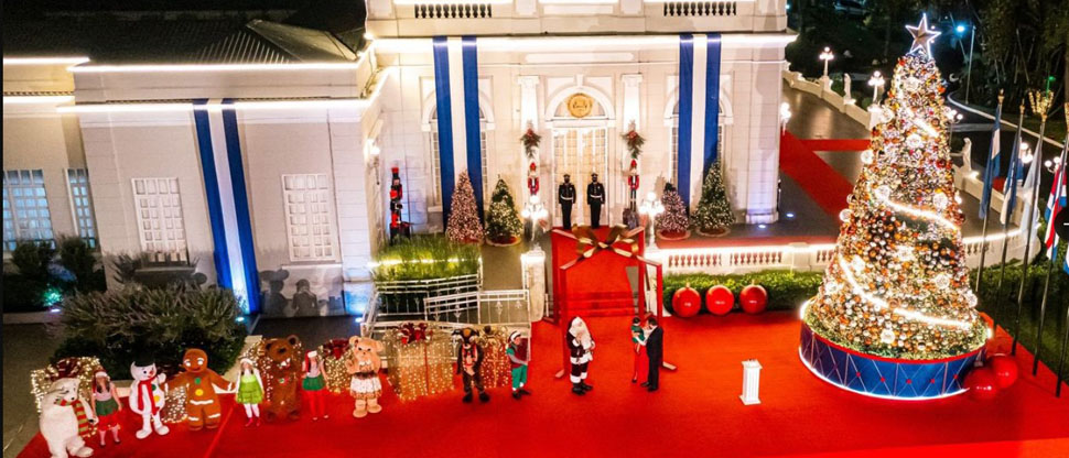 Presidente Bukele enciende las luces del árbol de navidad en Casa Presidencial