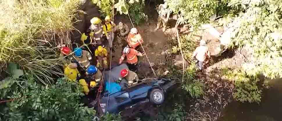 3 Personas quedan atrapadas tras caer su automóvil de un puente