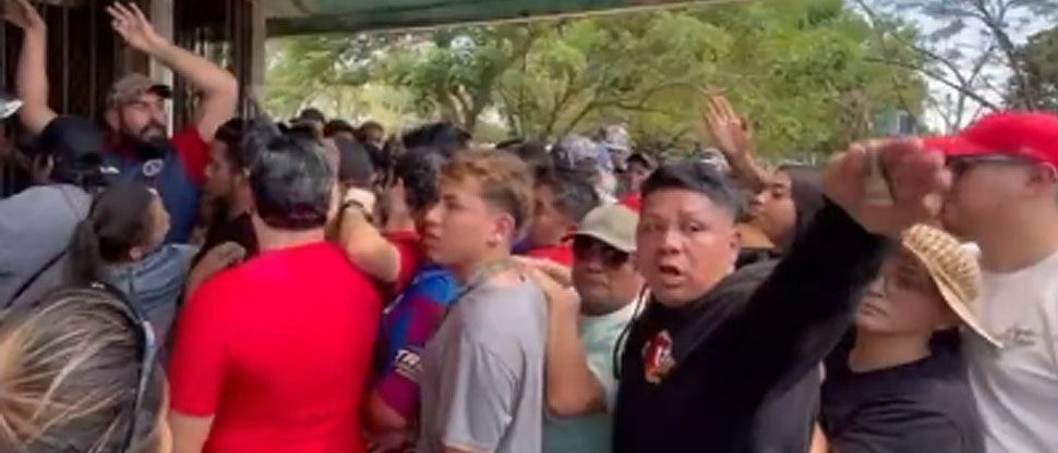 Aficionados de FAS entran en desesperación y se van a golpes al comprar boletos para la final  